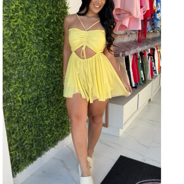 Macaquinho feminino em tule com babados